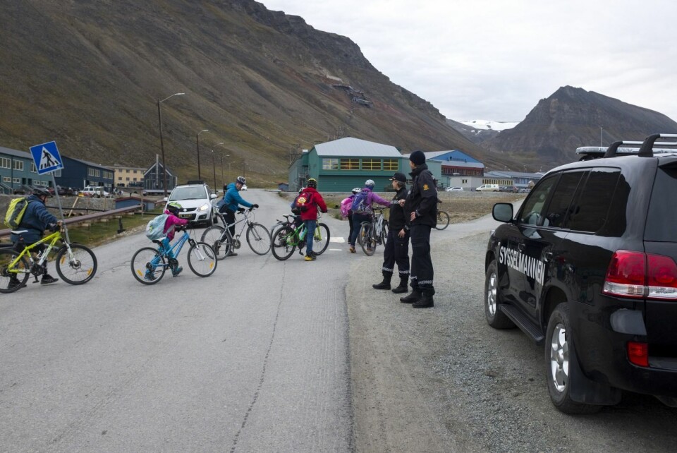 Sysselmannsbetjentene Lisbeth Hansen og Bjørn Gunnar Pedersen passet på at alt gikk riktig for seg i trafikken utenfor Longyearbyen skole da barna skulle i gang med første skoledag etter ferien.