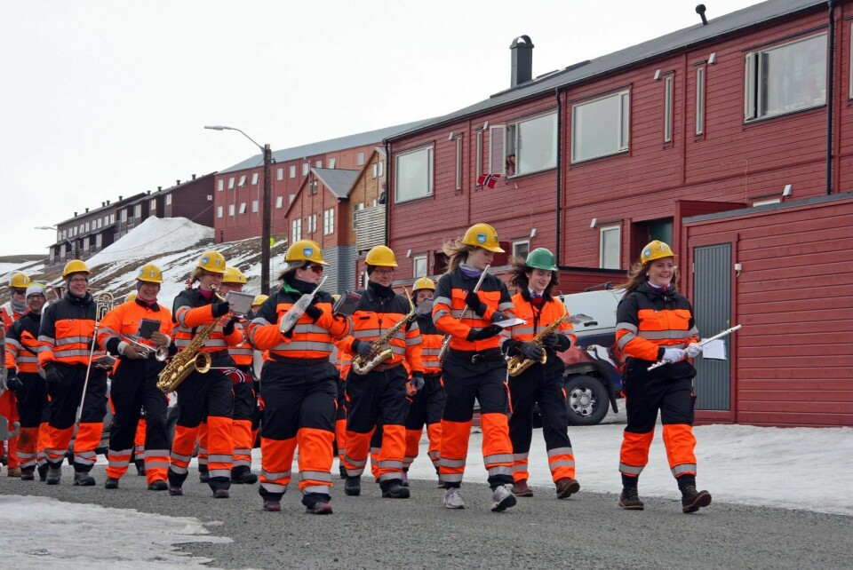 I de velkjente gruvedraktene sine marsjerte korpset gjennom gatene og fylte Longyearbyen med musikk. Her etter vending i Vei 238.