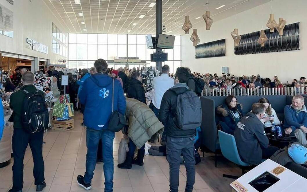Det ble lenge å vente på beskjed for passasjerer på Longyearbyen flyplass. Det ble lenge å vente på beskjed for passasjerer på Longyearbyen flyplass.