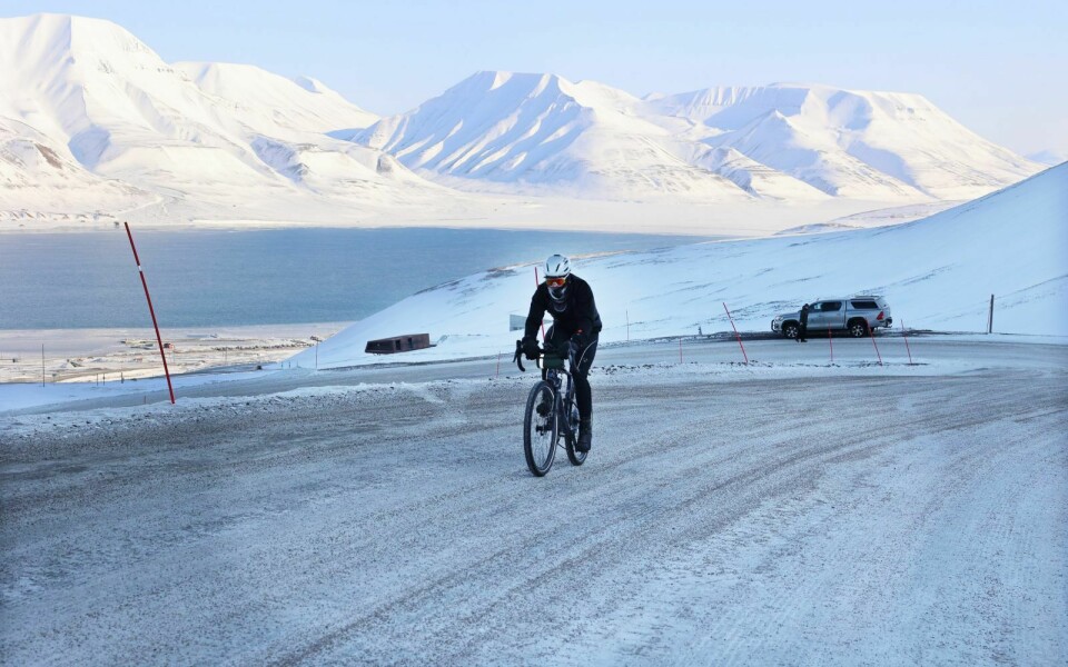 Jonas Orset på vei opp til Gruve 3, Unis holder isbjørnvakt i svingen.
