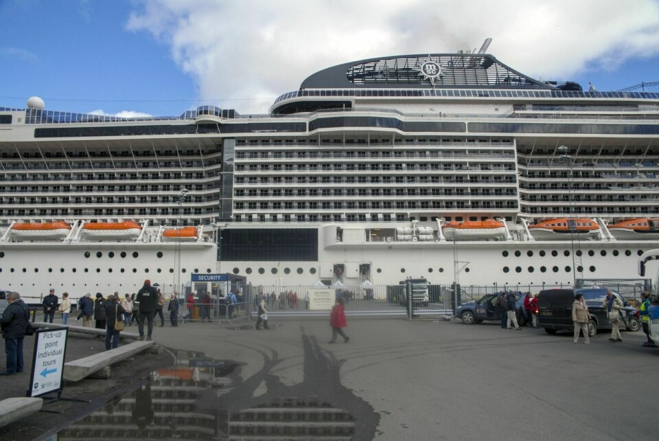 MSC Meraviglia med 4.500 passasjerer ombord ved kai i Longyearbyen.