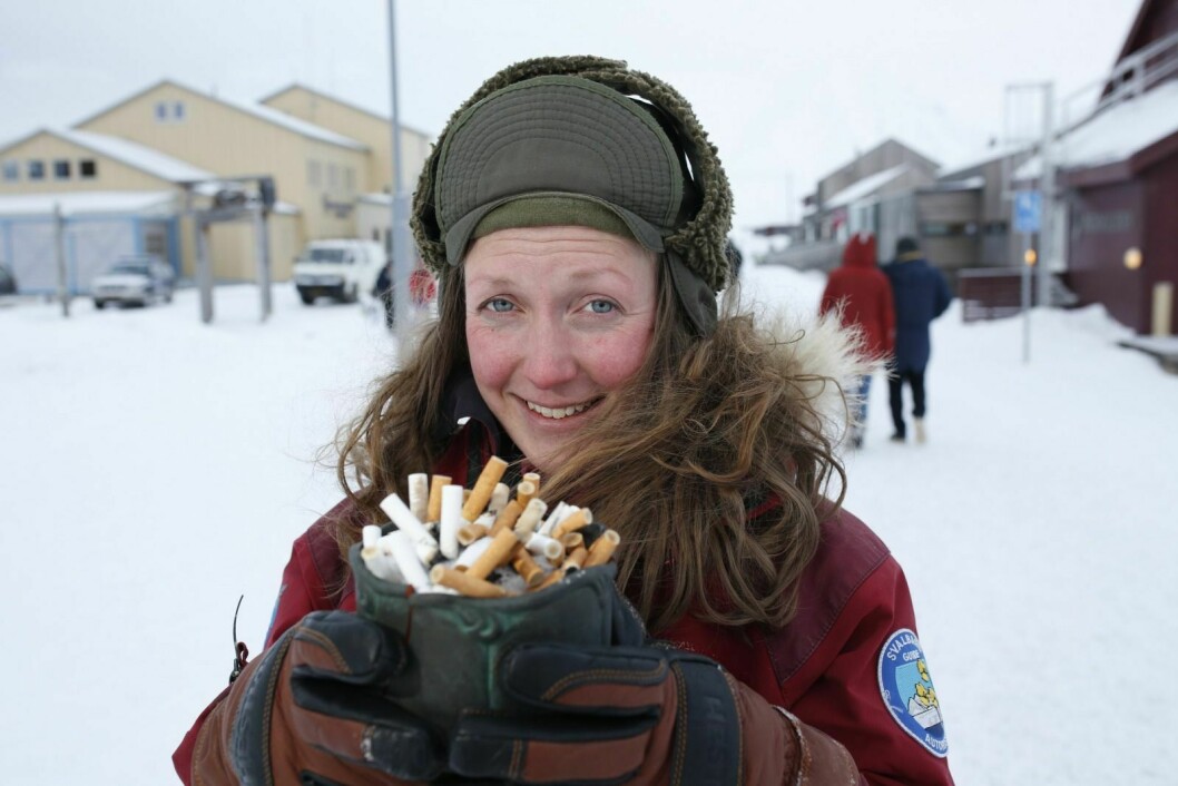 Slutt å kaste sneipen i naturen eller i byen, oppfordrer Marte Agneberg Dahl. Hun ber aller røykerne skjerpe seg for å unngå mer forsøpling.