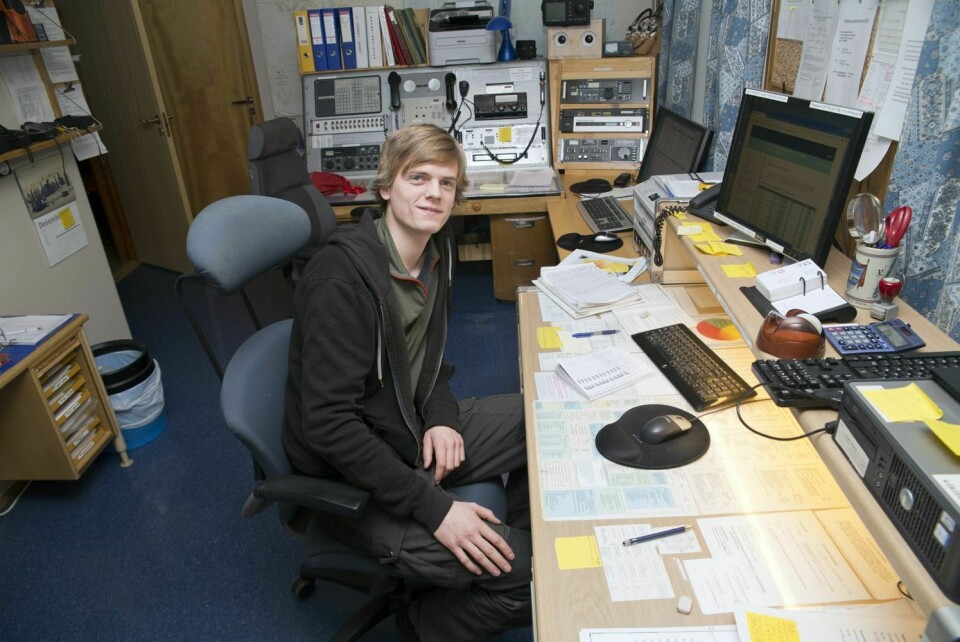 Meteorologifullmetig Martin Arntsen på «kontoret» på Hopen hvor stasjonen rapporterer værobservasjoner. Men stasjonen fungerer også som ei trygg nødhavn og depot for Sysselmannen og andre aktører på Svalbard.