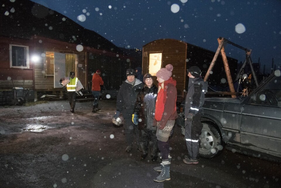 Gunn Beate Paasche (nærmest) er leder for hundeklubben. Sammen med medlemmene fikk hun hentet ut hundemat og annet utstyr fra klubbhuset og brakka som nå er stengt.