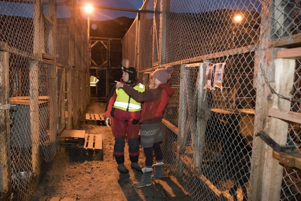Christiane Hübner (t.v.) og leder for hundeklubben Gunn Beate Paasche i byhundegården.