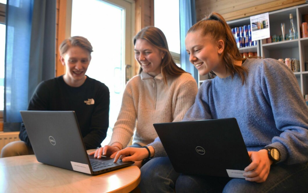 HOLBERGPRISEN: Erik Ekeblad Eggenfellner (19), Pia Bronken Eidesen (18) og Sigrid Vilja Andersen (17) er noen av elevene ved Longyearbyen skole som deltar på Holbergprisen i skolen. I et halvt år har de fordypet seg i samfunnsvitenskapelige spørsmål på Svalbard.
