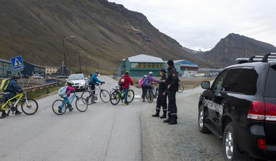 Sysselmannsbetjentene Lisbeth Hansen og Bjørn Gunnar Pedersen passet mandag på at alt gikk riktig for seg i trafikken ved skolen da barna skulle i gang med første skoledag etter ferien. Torsdag holdt Sysselmannen promillekontroll på samme sted.