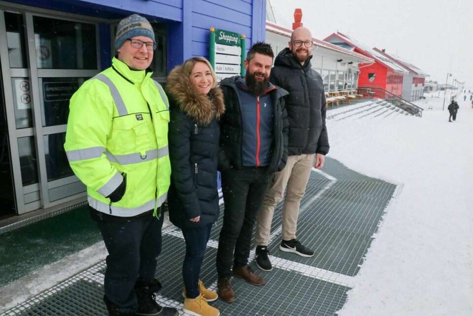 LOMPEN: Her i Lompensenteret blir det undervisningslokaler. Det er de fornyde med, Pål Berg (Svalbard folkehøgskole), Oddrunn Aakvik (Olav Thon Gruppen) Trond Strugstad (Lompensenteret)og Espen Klungseth Rotevatn (Svalbard folkehøgskole).