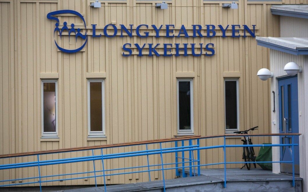 Longyearbyen sykehus har ved tre anledninger måttet sende pasienter til Tromsø med koronasykdom. Det er ifølge smittevernlege Knut Selmer et tall som viser at massevaksineringen fungerte godt på Svalbard. Longyearbyen sykehus har ved tre anledninger måttet sende pasienter til Tromsø med koronasykdom. Det er ifølge smittevernlege Knut Selmer et tall som viser at massevaksineringen fungerte godt på Svalbard.