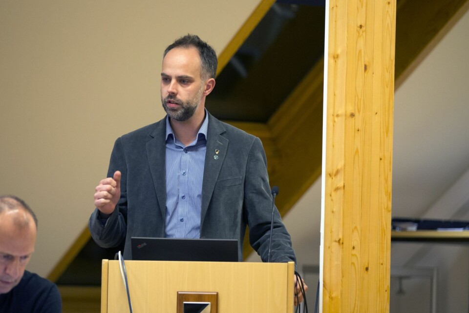 Det nye kostnadsestimatet for opprydding i Svea og Lunckefjell har økt betraktelig siden fremleggelsen av statsbudsjettet. Eirik Berger (V) ber derfor stortinget om å revurdere alternativene for en mest mulig kostnadseffektiv avvikling av gruvedriften.