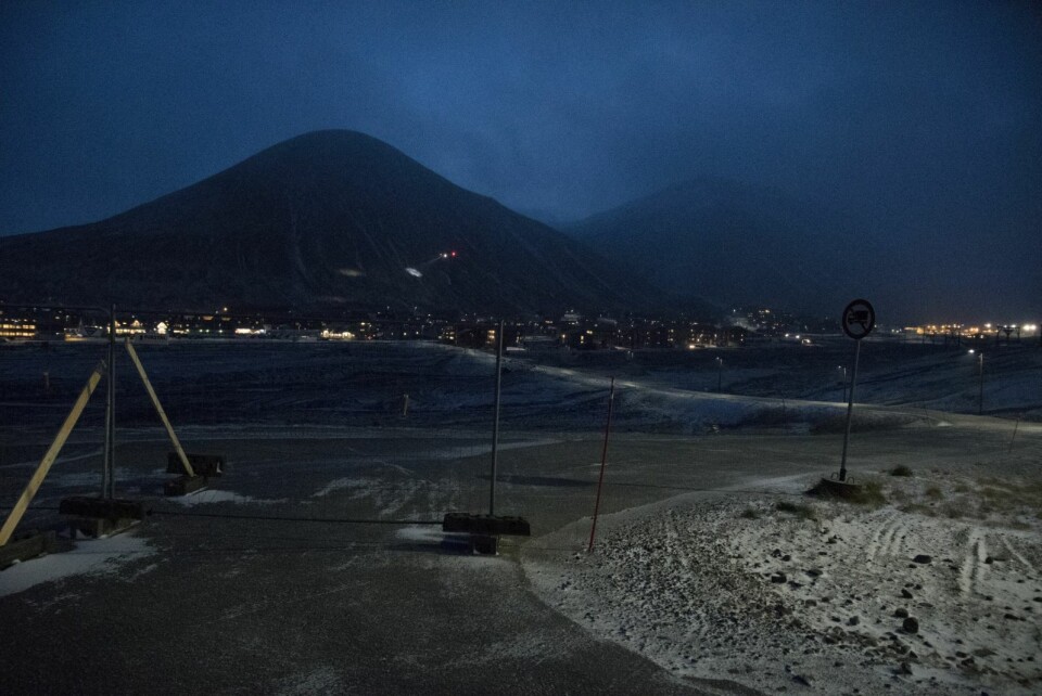 Sysselmannens helikopter var i ettermiddag ute for å se på konsekvensene av regnværet. Her lyser de på masser i Sukkertoppen. Veien fra Skjæringa mot Longyearbyen holdes fremdeles stengt.