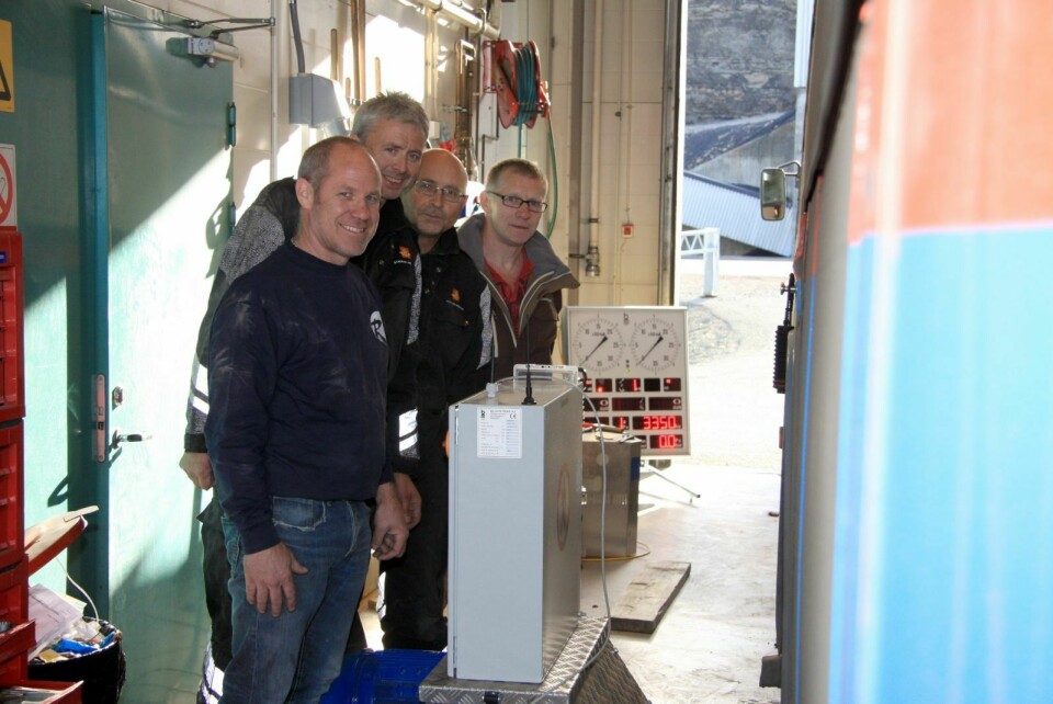 Torfinn Anderson, Roar Olsen, Kurt Ivar Johansen og Martin Svendsen undersøker bremsene på en av bussene som går i Longyearbyen.