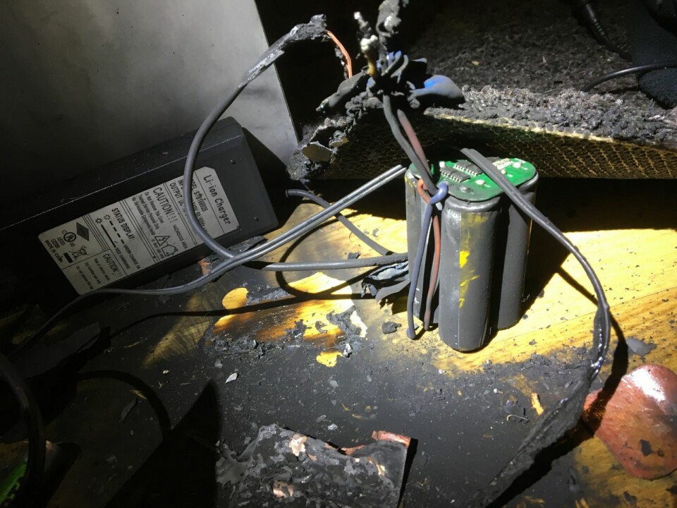 Denne batteripakken tilhører en hodelykt og begynte å brenne under lading.
