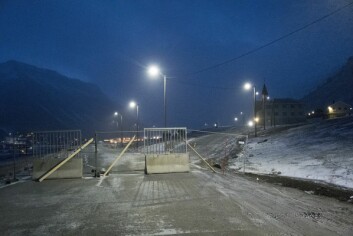 Store deler av Longyearbyen har til tider vært stengt på grunn av skredfare . Store deler av Longyearbyen har til tider vært stengt på grunn av skredfare .