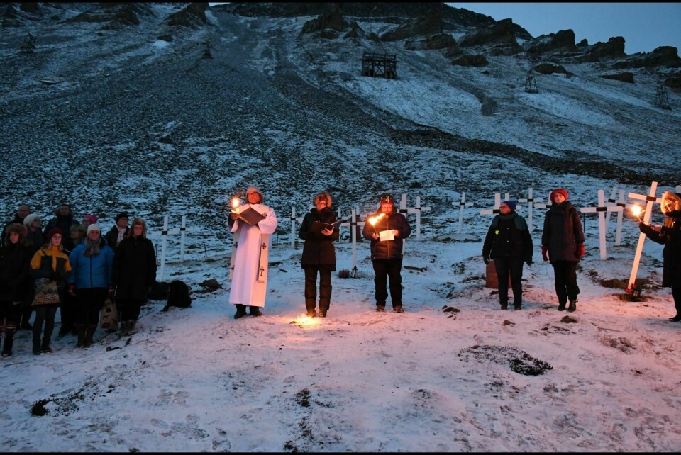 Sokneprest Helgesen brukte prekenen allehelgenssøndag på å belyse myten om at det ikke er lov å dø på Svalbard. Det er problematisk at man opprettholder slike feilforestillinger, fordi publikum skal kunne føle seg trygg på at man blir ivaretatt ved en krise.