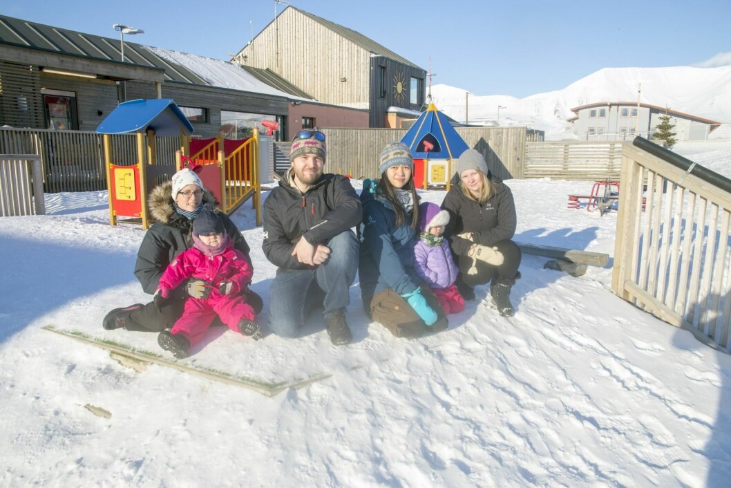 Foreldre tvinges til å ta ungene ut av barnehagen i tre sammenhengende uker i skolens sommerferie. Det skaper problemer for mange familier. Fra venstre: Veronica Langteigen, Maya Everise Langteigen (2), Kristoffer Halvarp, Julia Paulsen, Natalia Paulsen (2) og Stine Teigen. Foreldre tvinges til å ta ungene ut av barnehagen i tre sammenhengende uker i skolens sommerferie. Det skaper problemer for mange familier. Fra venstre: Veronica Langteigen, Maya Everise Langteigen (2), Kristoffer Halvarp, Julia Paulsen, Natalia Paulsen (2) og Stine Teigen.
