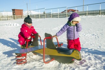 Maya Everise Langteigen (t.v. 2) og Natalia Paulsen (2) er lykkelig uvitende om dilemmaet som foreldrene kommer oppi med nye regler for ferier. De eneste som er sikkert er at de to liker å være i barnehagen. Maya Everise Langteigen (t.v. 2) og Natalia Paulsen (2) er lykkelig uvitende om dilemmaet som foreldrene kommer oppi med nye regler for ferier. De eneste som er sikkert er at de to liker å være i barnehagen.