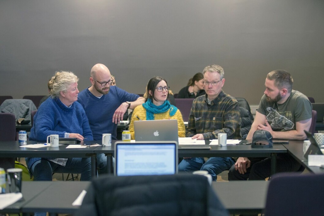 Oppvekst- og kulturutvalget i Longyearbyen lokalstyre står på sitt, og pålegger foreldre å ta ungene ut av barnehagene i tre sammenhengende uker i løpet av skolens sommerferie. Det blir imidlertid mulig å søke om unntak hvis familier kommer i en knipe. Fra venstre Kristin Furu Grøtting (uavhengig), Espen Klungseth Rotevatn (MDG), Elise Strømseng (Ap), André Jenssen (V) og Thomas Nilsen (V). Oppvekst- og kulturutvalget i Longyearbyen lokalstyre står på sitt, og pålegger foreldre å ta ungene ut av barnehagene i tre sammenhengende uker i løpet av skolens sommerferie. Det blir imidlertid mulig å søke om unntak hvis familier kommer i en knipe. Fra venstre Kristin Furu Grøtting (uavhengig), Espen Klungseth Rotevatn (MDG), Elise Strømseng (Ap), André Jenssen (V) og Thomas Nilsen (V).