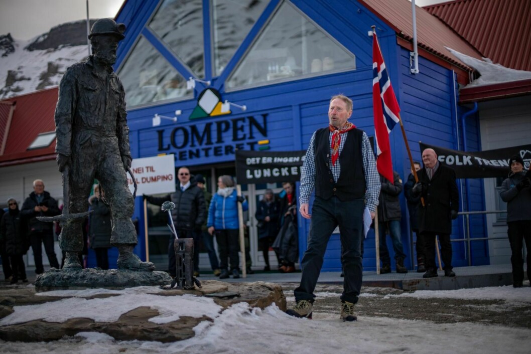 En av parolene i årets 1. mai-tog på Svalbard var «Det er ingen skam å snu: Ja til Lunckefjell». Tidligere Store Norske-direktør Robert Hermansen (foran) var en av de som gikk i toget. Her fra torget og talen ved Gruvebusen.