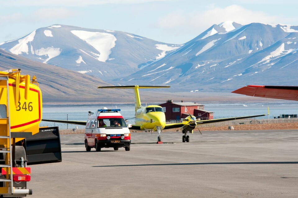 5. august ble en leir med ungdommer fra British Schools Expedition Society angrepet av en isbjørn ved Von Postbreen. Ambulanser bringer de skadde til ambulanseflyene, som tar dem til Universitetssykehuset Nord-Norge (UNN). En nevrokirurg fikk ikke plass på propellflyene på vei nordover, men fikk være med postflyet som hadde avgang på samme tid.