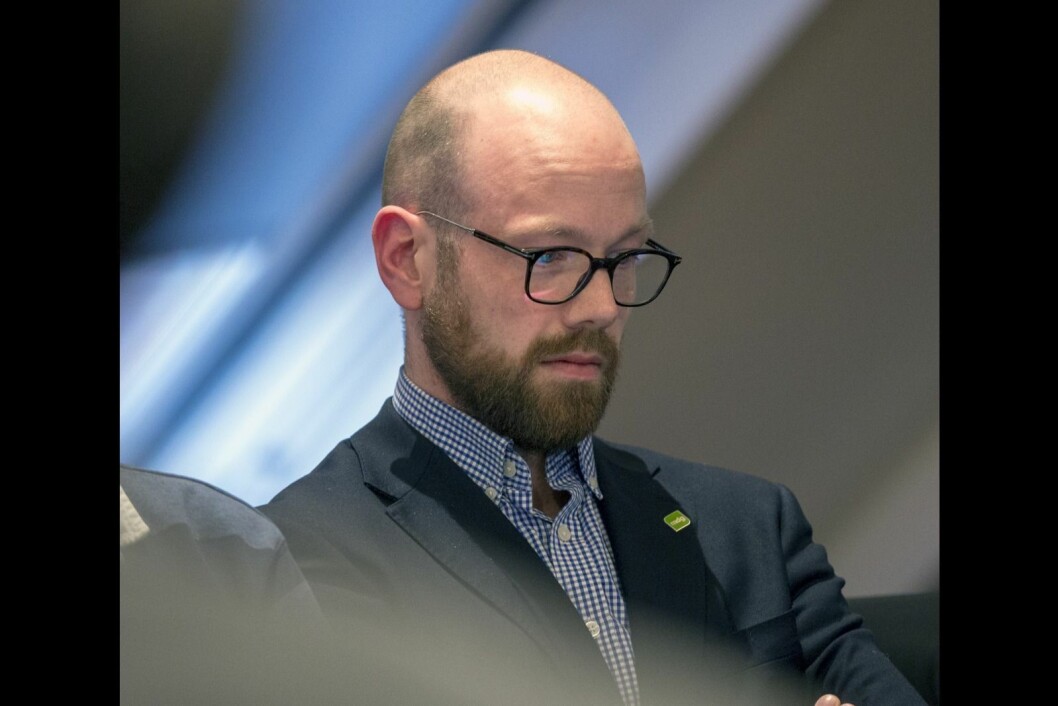 Espen Klungseth Rotevatn (MDG) mener alle skjenkesaker bør behandles av lokalstyret. Men flertallet bestemte at AU kan gjøre dette i framtiden. Espen Klungseth Rotevatn (MDG) mener alle skjenkesaker bør behandles av lokalstyret. Men flertallet bestemte at AU kan gjøre dette i framtiden.