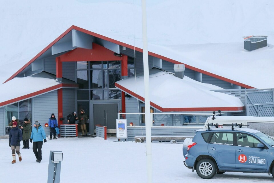 FEIL PÅ FEIL: Etter hvert som Svalbardposten har skrevet om Arbeidstilsynets arbeid etter inspeksjonen deres i januar, har stadig fler av selskapene som pusset opp inne på hotellet fått bøter. Da tilsynet fant sted viste det seg å være åtte håndverksselskaper der, ikke tre slik man trodde da tilsynet startet.