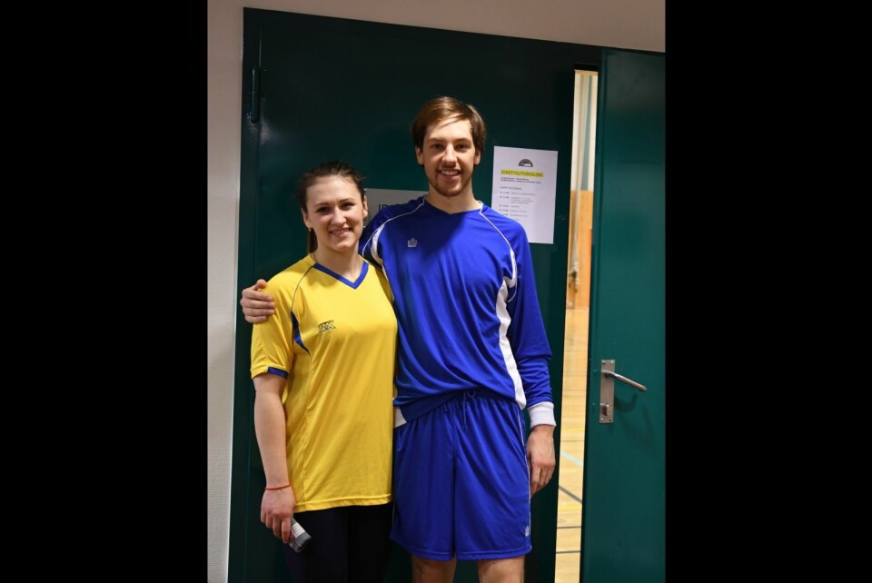 ALeksandra fra Barentsburg og Christopher fra Canada spilte mot hverandre i volleyball på hvert sitt idrettslag, Barentsburg idrettslag og Svalbard turn.