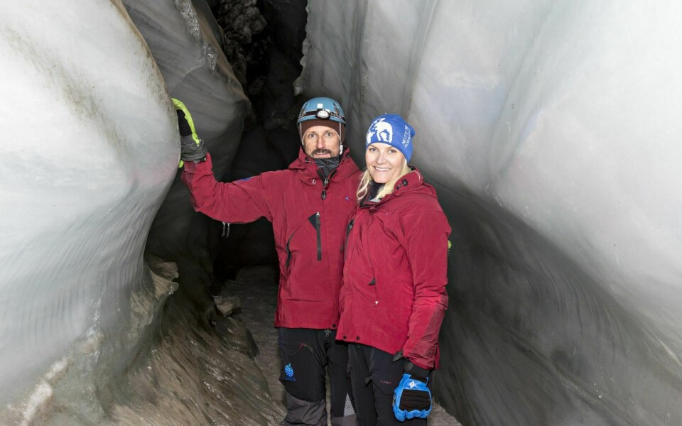 I slutten av april kommer Kronprins Haakon Magnus og Kronprinsesse Mette-Marit til Longyearbyen. Bildet er hentet fra da de besøkte Svalbard og isgrotta på Longyearbreen i 2015.