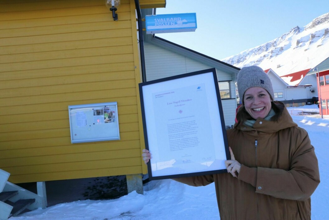 Kjempefornøyd: Tidligere Svalbardposten-journalist Line Nagell Ylvisåker har vunnet pris for sakene om turistguidenes arbeidsforhold på Svalbad. Saken sto på trykk i Svalbardposten 15. mars i fjor.