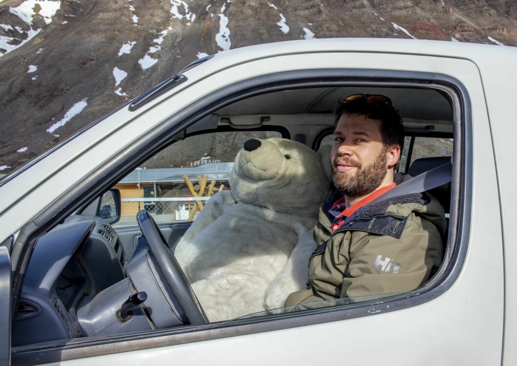 Rune Ryen hadde alt på stell da han ble stoppet av politiet fredag morgen. Bare isbjørnen ved siden av ham hadde glemt bilbeltet.