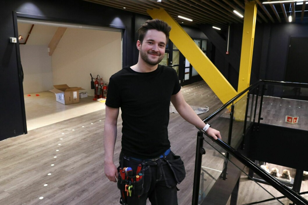 PÅ JOBB: Ulrik Enevoldsen (24) har jobbet med det elektriske anlegget på Lompensenteret i 12 av de 13 månedene han har vært her.