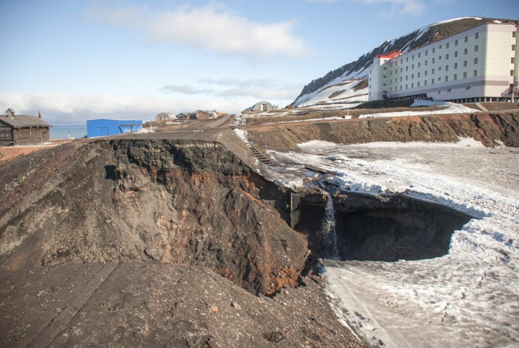 SØRPESKRED: Veikollaps i Barentsburg, torsdag 6. juni 2013. Denne dagen kom det mye nedbør og varme vinder fra sør, noe som utløste en rekke sørpeskred på Nordenskiöld Land. SØRPESKRED: Veikollaps i Barentsburg, torsdag 6. juni 2013. Denne dagen kom det mye nedbør og varme vinder fra sør, noe som utløste en rekke sørpeskred på Nordenskiöld Land.
