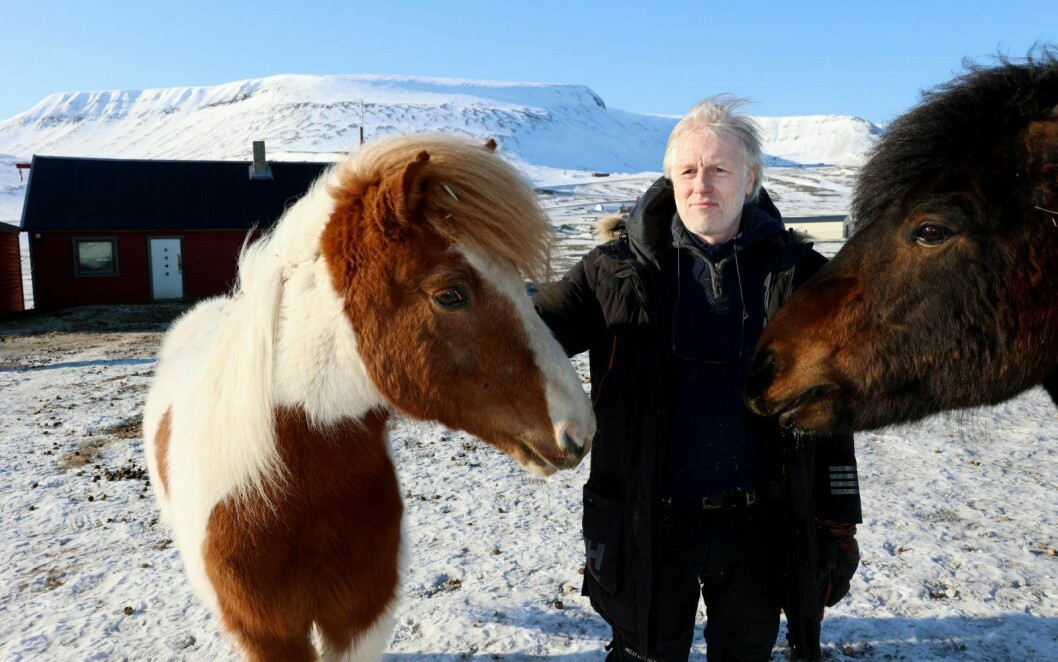 Jørn Dybdahl har valgt å stenge Svalbard hestesenter, han mener myndighetene må ta ansvar.