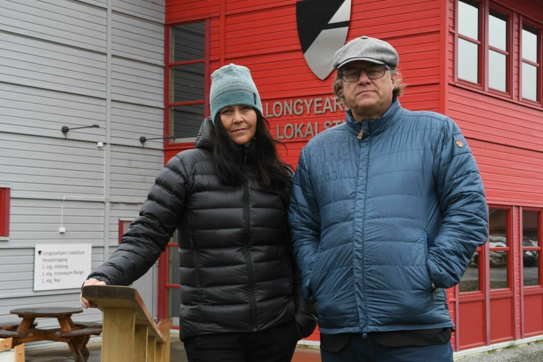 Anne Søvold Vikanes og sokneprest Leif Magne Helgesen er begge i Longyearbyen psykososiale kriseteam. De oppfordrer folk til å ta kontakt, om det er noe de bærer på.