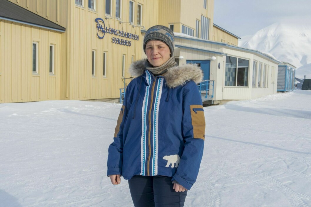 Kristin Woxholth er mammaen til Sander. Hun mener det er helt nødvendig med mer stabil legedekning i det som nå er et familiesamfunn. Aller helst vil hun ha fastlegeordning i Longyearbyen.