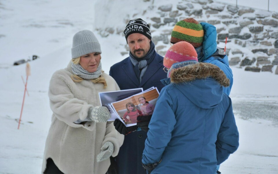 Under sitt besøk på Svalbard møtte Kronprinsparet Elke Morgner og Malte Jochman som havnet midt i det dramatiske skredet i 2015.