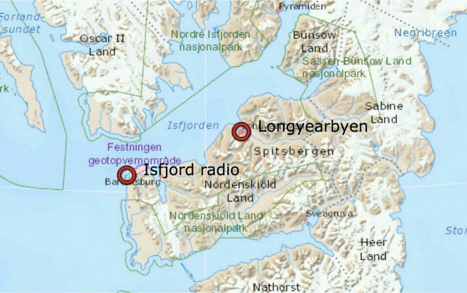 Det er for tiden ni gjester og fem ansatte på Isfjord Radio, hvor isbjørnen har brutt seg inn.
