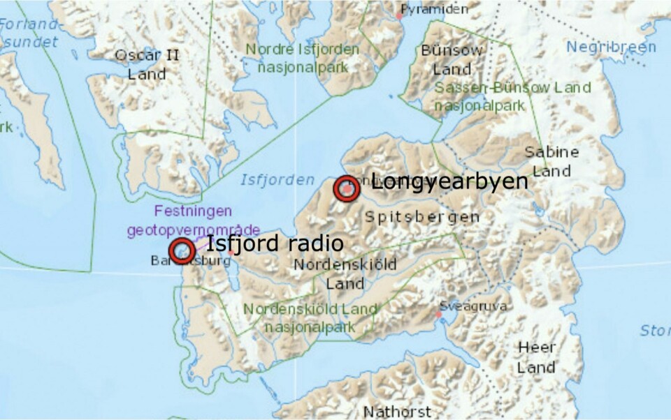 Det er for tiden ni gjester og fem ansatte på Isfjord Radio, hvor isbjørnen har brutt seg inn. Det er for tiden ni gjester og fem ansatte på Isfjord Radio, hvor isbjørnen har brutt seg inn.