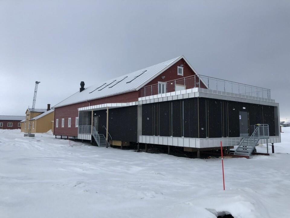 BYGGET: Det nye huset føyer seg inn blant bebyggelsen i Ny-Ålesund, men har også elementer som gjør at det skiller seg ut. BYGGET: Det nye huset føyer seg inn blant bebyggelsen i Ny-Ålesund, men har også elementer som gjør at det skiller seg ut.