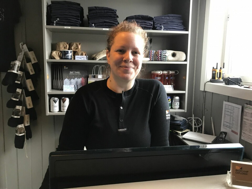 Malin Stark, stasjonssjef på Isfjord Radio. Malin Stark, stasjonssjef på Isfjord Radio.