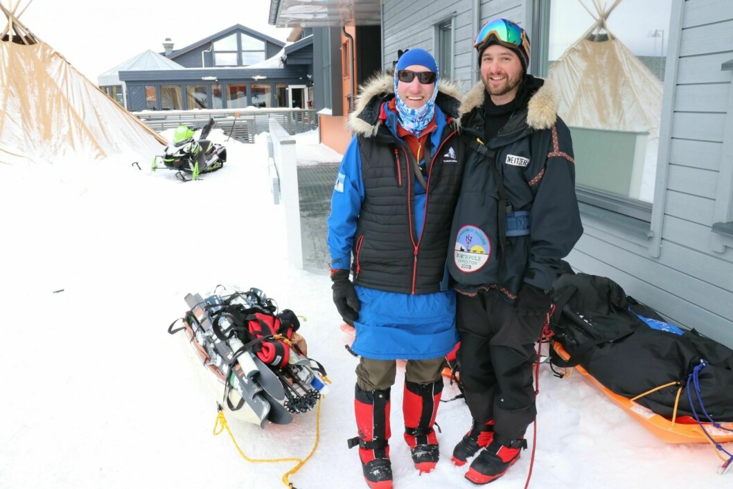 VENTER: Keith Heger (t.v.) og Taylor Sweitzer skal lede to ekspedisjonsgrupper til Nordpolen. Det gjør de fra Barneo-leiren, som de nå går å venter på å bli flydd opp til.