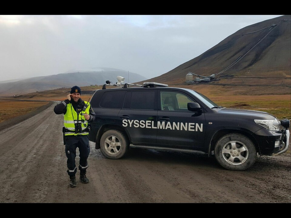 Sysselmannsførstebetjent Anders Haugerud stod og sørget for at ingen kjørte lengere inn enn til veien opp mot Todalen.
