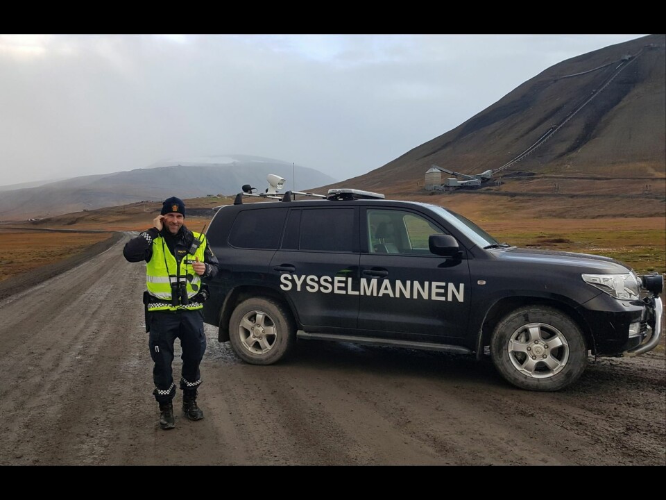 Sysselmannsførstebetjent Anders Haugerud stod og sørget for at ingen kjørte lengere inn enn til veien opp mot Todalen. Sysselmannsførstebetjent Anders Haugerud stod og sørget for at ingen kjørte lengere inn enn til veien opp mot Todalen.