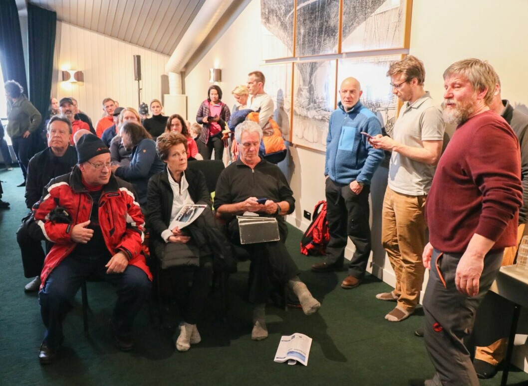 HØY TEMPERATUR: Noen var sinte og frustrerte, andre tok lettere på det. Barneos ekspedisjonskoordinator Viktor Voyarskij, i burgunder genser til høyre, forklarte og svarte på spørsmål etter beste evne. HØY TEMPERATUR: Noen var sinte og frustrerte, andre tok lettere på det. Barneos ekspedisjonskoordinator Viktor Voyarskij, i burgunder genser til høyre, forklarte og svarte på spørsmål etter beste evne.