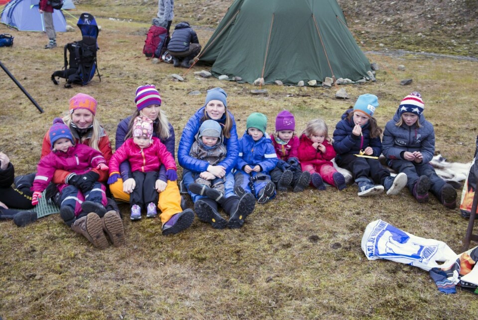 There were plenty of small children among the 70 who spent the night in tents in Bjørndalen. Silje M. Hagen (to the left) is very happy with the number of participants.