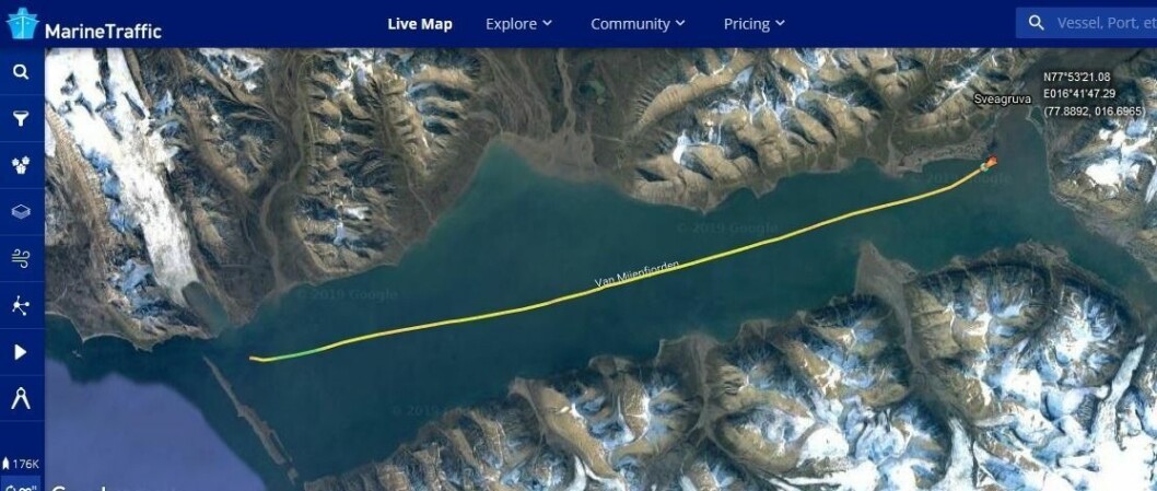 VÆR VARSOM: Det er ikke mange dager siden KV Svalbard brøt opp isen og lagde en råk over nesten hele Van Mijenfjorden. Selv om det er is i råken, er den fortsatt ikke tykk nok til å kjøres på. Skjermdump fra marinetraffic.com VÆR VARSOM: Det er ikke mange dager siden KV Svalbard brøt opp isen og lagde en råk over nesten hele Van Mijenfjorden. Selv om det er is i råken, er den fortsatt ikke tykk nok til å kjøres på. Skjermdump fra marinetraffic.com