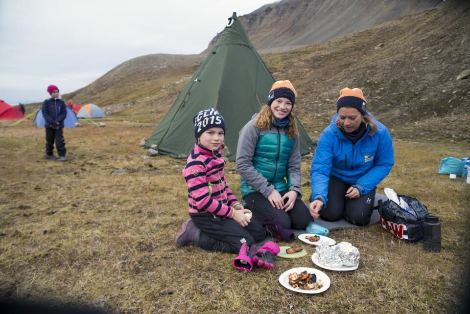 Tiril (left) and Ronja Hermansen have practiced sleeping outdoors since April. Here they are with mother Maiken.