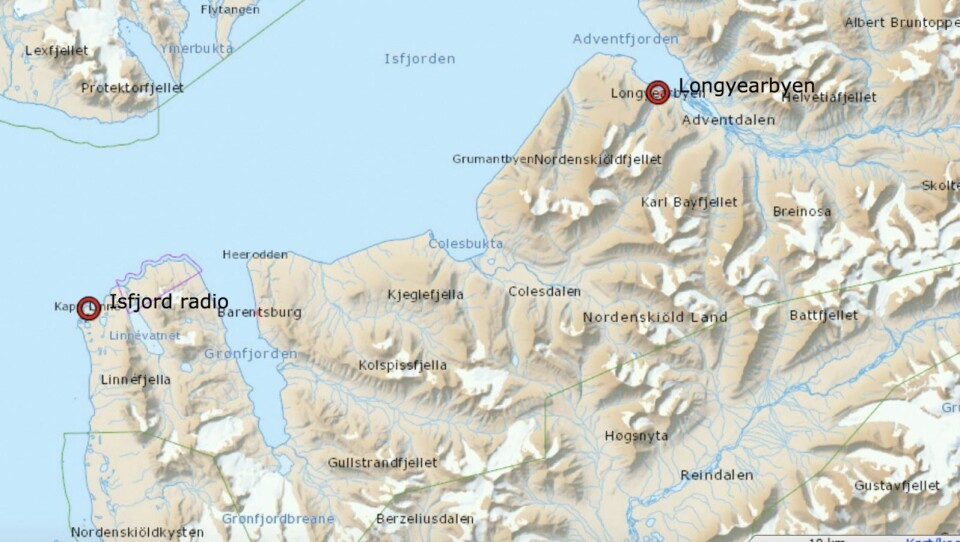 Sysselmannen vurderer hva de skal gjøre med isbjørnen som har kommet tilbake til området rundt Isfjord Radio.