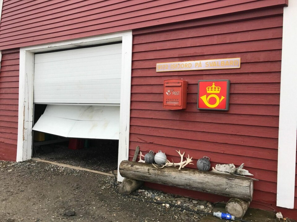 En isbjørn kom seg inn porten til garasjen og tørrlageret natt til søndag. Søndag kveld melder Sysselmannen at bjørnen er tilbake i området etter å ha blitt jaget vekk søndag formiddag.