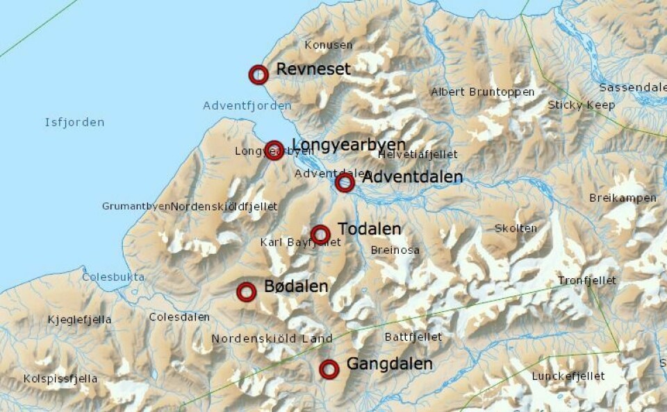 Isbjørnbinna og de to ungene var først på andre siden av Adventfjorden, men ble jaget nordover. Nå er de kommet tilbake, og Sysselmannen forsøker nå å jage dem sørover, innnover Todalen og vekk fra byen. Isbjørnbinna og de to ungene var først på andre siden av Adventfjorden, men ble jaget nordover. Nå er de kommet tilbake, og Sysselmannen forsøker nå å jage dem sørover, innnover Todalen og vekk fra byen.